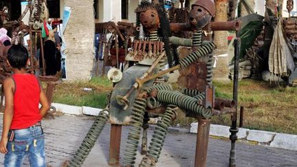 Une sculpture faite de débris militaires, exposée à Benghazi (septembre 2012)
 (Abdullah Doma / AFP)