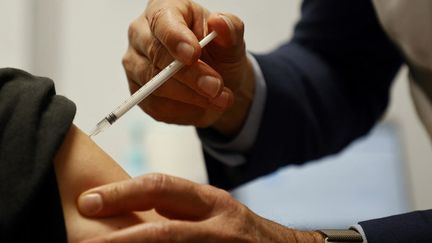 Une vaccination au Stade de France, à Saint-Denis. (LUDOVIC MARIN / AFP)