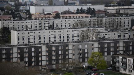 Le quartier du Val-Fourré, à Mantes-la-Jolie (Yvelines), le 29 mars 2022. (CHRISTOPHE ARCHAMBAULT / AFP)