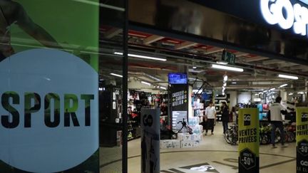 Mardi 18 avril, la justice s'est penchée sur les offres de reprise de Go Sport. Le Britannique Sports Direct et le Français Intersport sont notamment en concurrence. (FRANCEINFO)