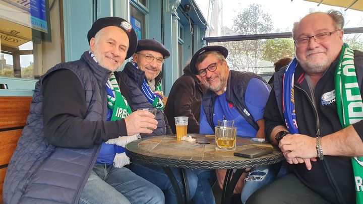 Philippe, Philippe, Thierry et Patrick en terrasse avant le match entre l'Irlande et la France, samedi 11 février 2023. (FRANCEINFO: SPORT/ MAYLICE LAVOREL)