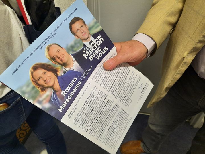 Le&nbsp;tract de campagne de Roxana Maracineanu,&nbsp;candidate de la majorité présidentielle dans la 7e circonscription du Val-de-Marne. (RAPHAEL GODET / FRANCEINFO)