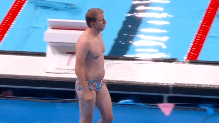 A man from the organization dove into the pool to retrieve a swimming cap, on July 28, 2024, at the swimming pool of the Paris La Défense Arena, in Nanterre (Hauts-de-Seine). (SCREENSHOT)