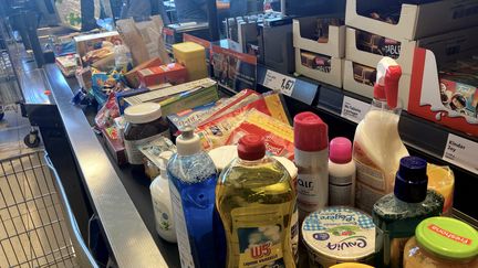 Des achats réalisés dans un supermarché arrivent en caisse. (VALLAURI NICOLAS / MAXPPP)