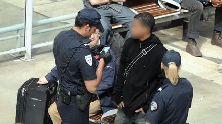 Un contr&ocirc;le d'identit&eacute; &agrave; la Gare du Nord de Paris, en juin 2010. (CHRISTOPHE PETIT TESSON / MAXPPP)