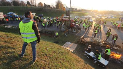 Des gilets-jaunes sur le rond-point Eisenhower à&nbsp;Port-en-Bessin en Normandie (photo d'illustration) (ERIC MARIE / MAXPPP)