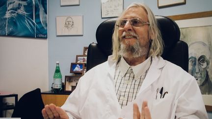 Le professeur Didier Raoult, de l'IHU Méditerranée Infection de Marseille (Bouches-du-Rhône), dans une vidéo mise en ligne par l'institut le 24 mars 2020. (THEO GIACOMETTI / HANS LUCAS / AFP)