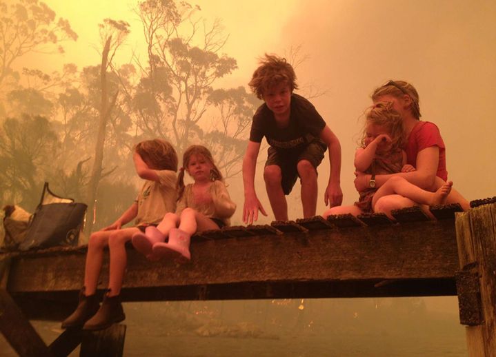 La famille Holmes s'est r&eacute;fugi&eacute;e sur un ponton pour &eacute;chapper aux flammes, le 4 janvier 2013 &agrave; Dunalley (Tasmanie, Australie).&nbsp; (TIM HOLMES / AP / SIPA)