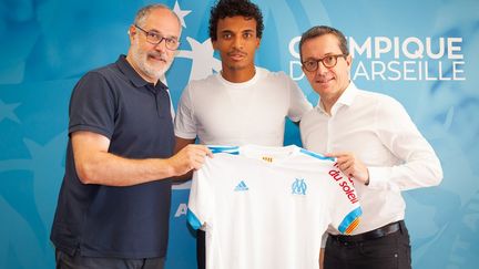 Luiz Gustavo avec les dirigeants de l'OM lors de sa signature