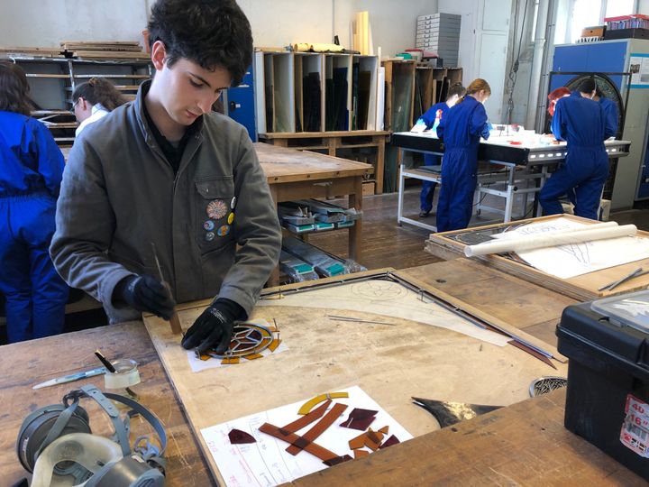 Ces étudiants tentent de décrocher un Brevet des Métiers d'Art, spécialité "Verrier décorateur", au lycée Lucas de Nehou, Paris 5ème. Ils espèrent participer un jour à la renaissance de Notre-Dame de Paris. Paris 19 avril 2019. (ALEXIS MOREL / FRANCE-INFO)