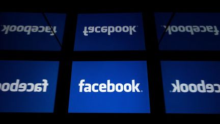 Plusieurs logos du réseau social américain Facebook. (LIONEL BONAVENTURE / AFP)