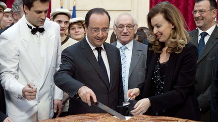 Le couple pr&eacute;sidentiel c&eacute;l&egrave;bre l'Epiphanie avec une galette des rois g&eacute;ante, le 7 janvier 2014 &agrave; l'Elys&eacute;e.&nbsp; (ALAIN JOCARD / AP / SIPA )