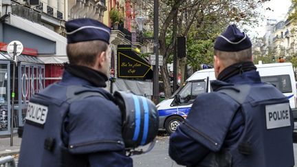 Des policiers devant le Bataclan à Paris, le 14 novembre 2015. (ROLLINGER-ANA / AFP)