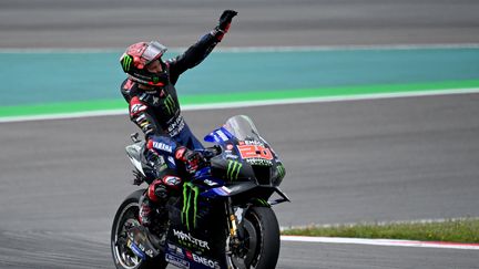 Le Français Fabio Quartararo célèbre sa victoire sur le Grand Prix du Portugal, dimanche 24 avril.&nbsp; (GABRIEL BOUYS / AFP)