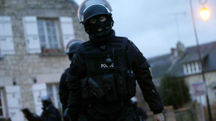 &nbsp; (Un policier du RAID dans l'Aisne le 08 janvier 2015©MAXPPP)