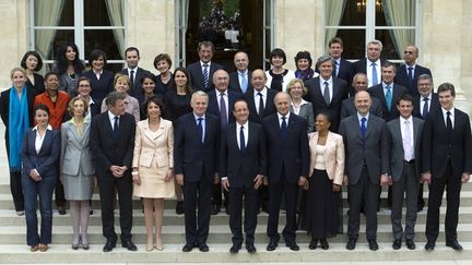 La photo de famille du gouvernement, prise le 17 mai 2012 au palais de l'Elys&eacute;e. (LIONEL BONAVENTURE / AFP)