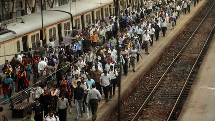 Des Indiens en gare de Churchgate à Bombay, en juillet 2012. L'Inde est l'un des neuf pays où se concentrera plus de la moitié de la croissance de la population mondiale.&nbsp; (PUNIT PARANJPE / AFP)