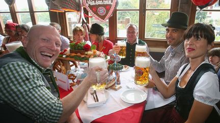 Des membres du club de football allemand du Bayern M&uuml;nich, dont l'entra&icirc;neur Pep Guardiola et sa femme (D), lors d'une f&ecirc;te de la bi&egrave;re, le 6 octobre 2013, &agrave; Munich. (ALEXANDER HASSENSTEIN / BAYERN MUNICH / AFP)