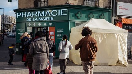 Des personnes attendent pour réaliser un test de dépistage du Covid-19 devant&nbsp;une pharmacie de&nbsp;Montreuil (Seine-Saint-Denis), le 5 janvier 2022. (HERVE CHATEL / HANS LUCAS)