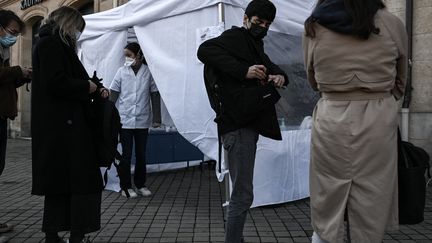 Une tente de tests antigéniques au Covid-19 à Bordeaux (Gironde), le 12 janvier 2022.&nbsp; (PHILIPPE LOPEZ / AFP)