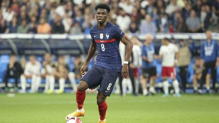 Le Français&nbsp;Aurélien Tchouameni sous le maillot bleu contre le Danemark, le 3 juin 2022. (JEAN CATUFFE / JEAN CATUFFE)