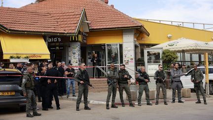 Des forces de sécurité israéliennes à Beit Kama, le 14 mars 2024. (MENAHEM KAHANA / AFP)