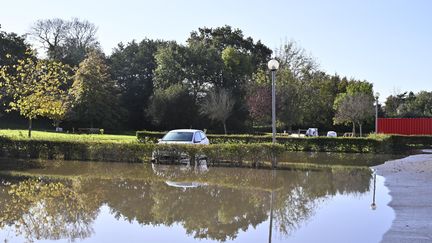 Überfluteter Parkplatz in Saint-Brévin-les-Pins (Loire-Atlantique) nach der Passage der Kirk-Senke, 10. Oktober 2024. (NATHALIE BOURREAU / MAXPPP)