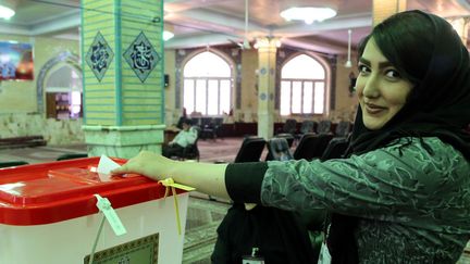 Le vote d'une femme iranienne au second tour des législatives à Téhéran le 29 avril 2016. (Fatemeh Bahrami/ANADOLU AGENCY/AFP)