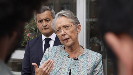 La Première ministre Elisabeth Borne donne une conférence de presse, le 17 juillet 2023 au côté de Gérald Darmanin, à l'occasion d'une visite dans un centre de réhabilitation à Coubert (Seine-et-Marne). (GEOFFROY VAN DER HASSELT / POOL / AFP)