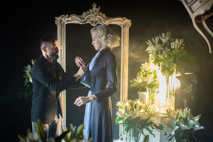 Le couturier Julien Fournié et la mannequin Michaela Tomanova lors du shooting de la collection printemps-été 2021 à Paris, le 7 janvier 2021 (MARTIN BUREAU / AFP)