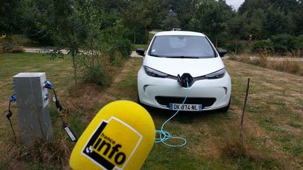 &nbsp; (Jérôme Jadot recharge sa voiture électrique pour se déplacer "propre" cet été  © Jérôme Jadot / RF)