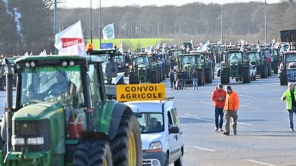 Un blocage d'agriculteurs, le 26 janvier 2024, à Saint-Arnoult-en-Yvelines (Yvelines). (HENRIQUE CAMPOS / HANS LUCAS / AFP)