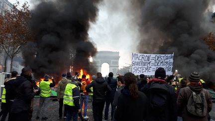 Manifestation des gilets jaunes sur les Champs-Élysées à Paris, le 24 novembre 2018. (BENJAMIN ILLY / RADIO FRANCE)