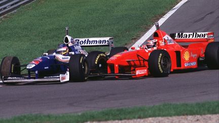 Jacques Villeneuve (Williams-Renault), à gauche, harponné par Michael Schumacher (Ferrari), à droite, lors du dernier GP de la saison 1997, à Jerez, en Espagne. (DPPI / DPPI MEDIA)