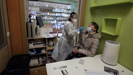 Une pharmacienne pratique un test au Covid-19, à Madrid (Espagne), le 9 février 2021.&nbsp; (OSCAR DEL POZO / AFP)