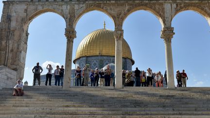 Des touristes sur l'esplanade des Mosqu&eacute;es&nbsp;&agrave; J&eacute;rusalem (Isra&euml;l), le 27 octobre 2014. (SALIH ZEKI FAZLIOGLU / ANADOLU AGENCY / AFP)