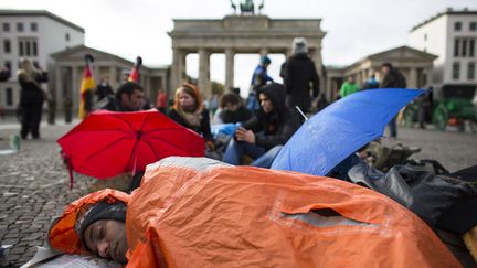 Des r&eacute;fugi&eacute;s iraniens et afghans font la gr&egrave;ve de la faim devant la porte de Brandebourg &agrave; Berlin (Allemagne), le 25 octobre 2012. (THOMAS PETER / REUTERS)