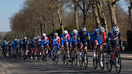 Le peloton cycliste sur la première étape de Paris Nice, dimanche 7 mars 2021. (NICOLAS LEPAGNOT / HANS LUCAS)