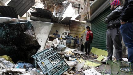 Après la double explosion dans le marché d'Al-Sinek, dans le centre de Bagdad (Irak), le 31 décembre 2016. (SABAH ARAR / AFP)