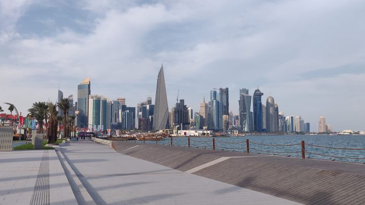 La corniche de Doha, complètement vide à trois jours du début de la Coupe du monde de football au Qatar, le 17 novembre 2022. (Andréa La Perna / Franceinfo)