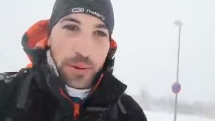 Alvaro Sanchez, interne en chirurgie arrive à son hôpital après 17 kilomètres de marche dans la neige, à Madrid (Espagne). (CAPTURE D'ECRAN TWITTER)