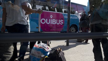 Des passagers attendent un car Ouibus à Paris, en septembre 2015.&nbsp; (KENZO TRIBOUILLARD/AFP)