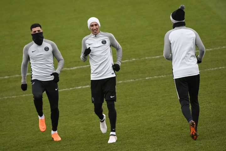 Di Maria (au centre) à l'échauffement mercredi soir ne rentrera finalement pas en jeu. (LIONEL BONAVENTURE / AFP)