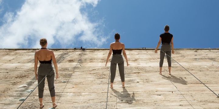 La compagnie espagnole Del Reves redéfinbissent les lois de l'équilibre.
 (Cie Del Reves)