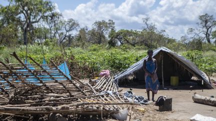 Une femme se tient debout,&nbsp;le 28 janvier 2021, près des ruines de sa maison détruite par le cyclone Eloïse à Chinamaconde (quartier de Dondo) dans la ville côtière de Beira, située dans le centre du Mozambique.&nbsp; (ALFREDO ZUNIGA / AFP)