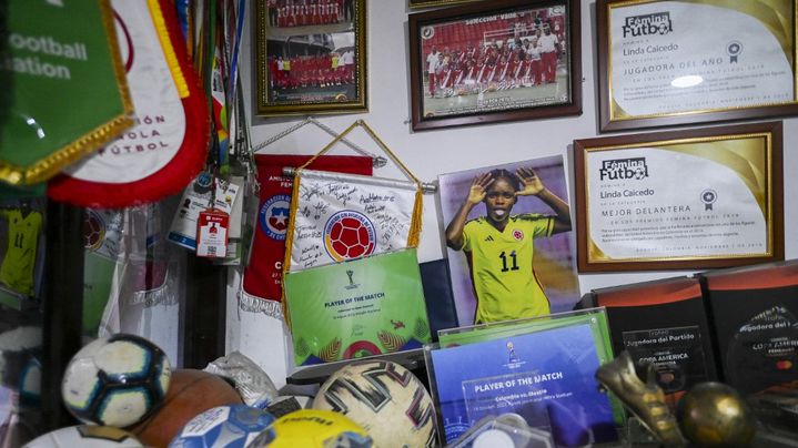 Les souvenirs de football de Linda Caicedo chez ses parents dans le village colombien de Villagorgona, le 20 juin 2023. (JOAQUIN SARMIENTO / AFP)