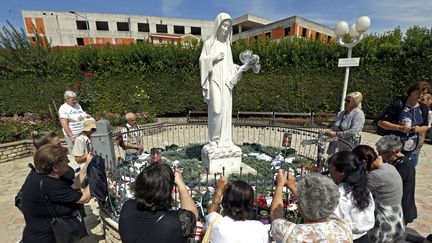 Des pélerins prient devant la statue de N-D de Medjugorje, à Medjugorje, en Bosnie Herzégovine, le 25 juin 2018. (FEHIM DEMIR / EPA)