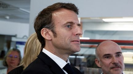 Le président français Emmanuel Macron lors d'une visite de l'Institut Curie à Saint-Cloud (Hauts-de-Seine) le 16 mai 2023. (BENOIT TESSIER / AFP)