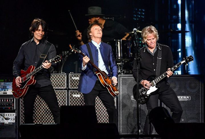 Rusty Anderson, Paul McCartney and Brian Ray sur scène en 2016
 (Steve Jennings / GETTY IMAGES NORTH AMERICA / AFP)