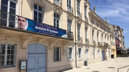 Une banderole a été affichée sur la mairie de Mâcon, avant la finale de la Coupe du monde (JUSTINE DINCHER / RADIOFRANCE)